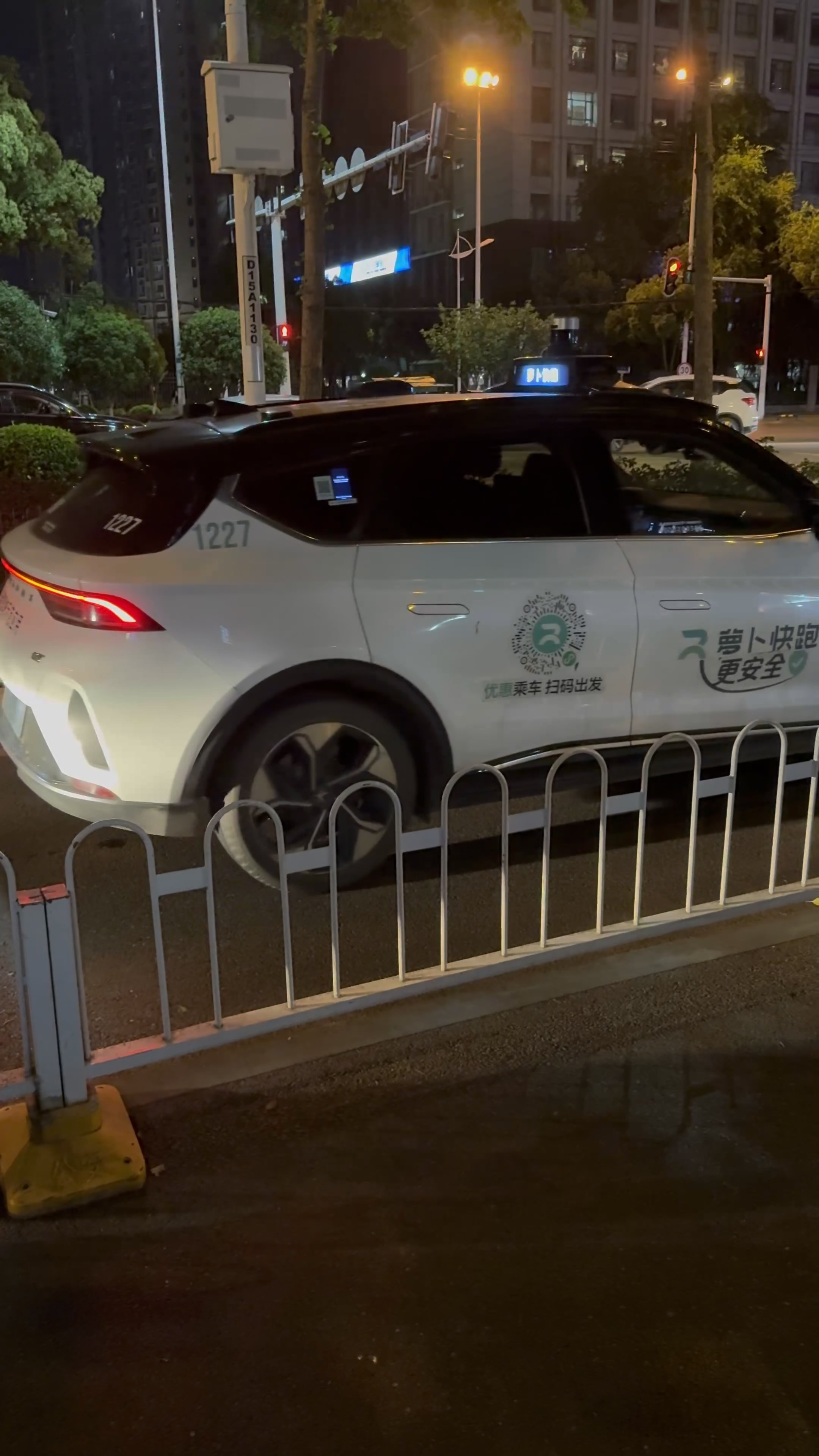 萝卜快跑车外